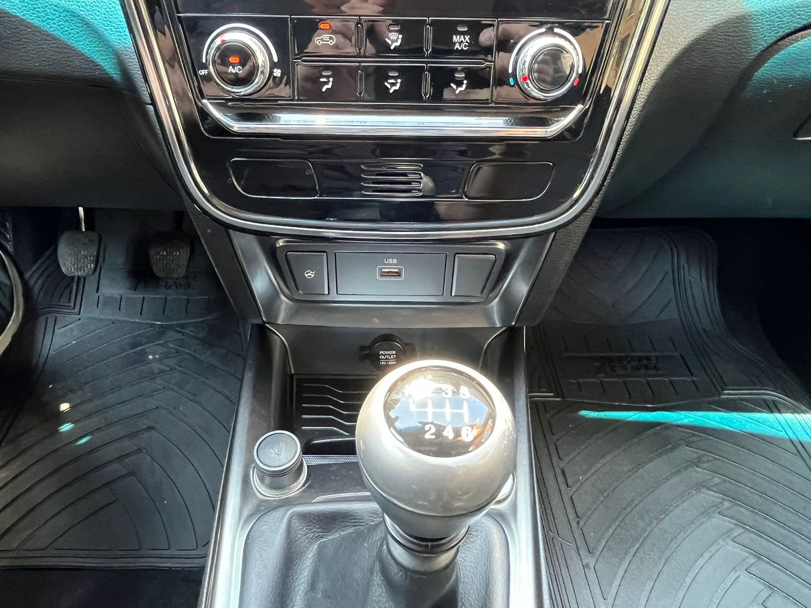 SsangYong Tivoli — foto 16 de 18