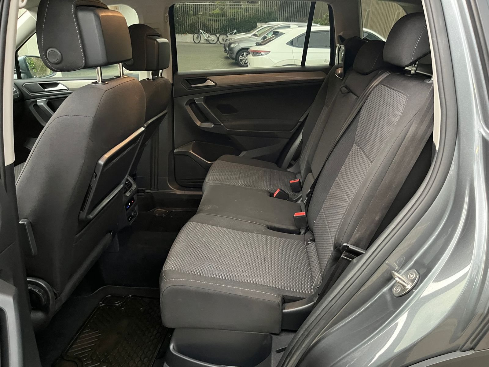 Volkswagen Tiguan — foto 9 de 25
