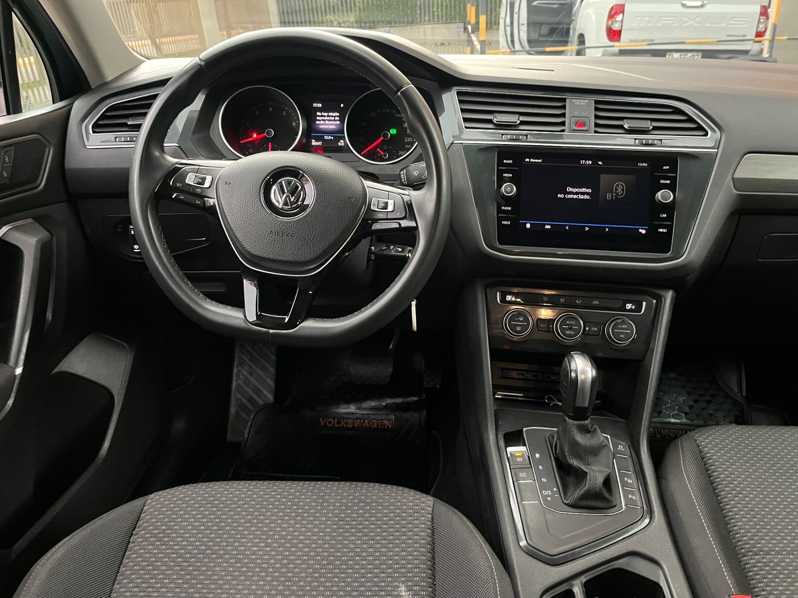 Volkswagen Tiguan — foto 12 de 25