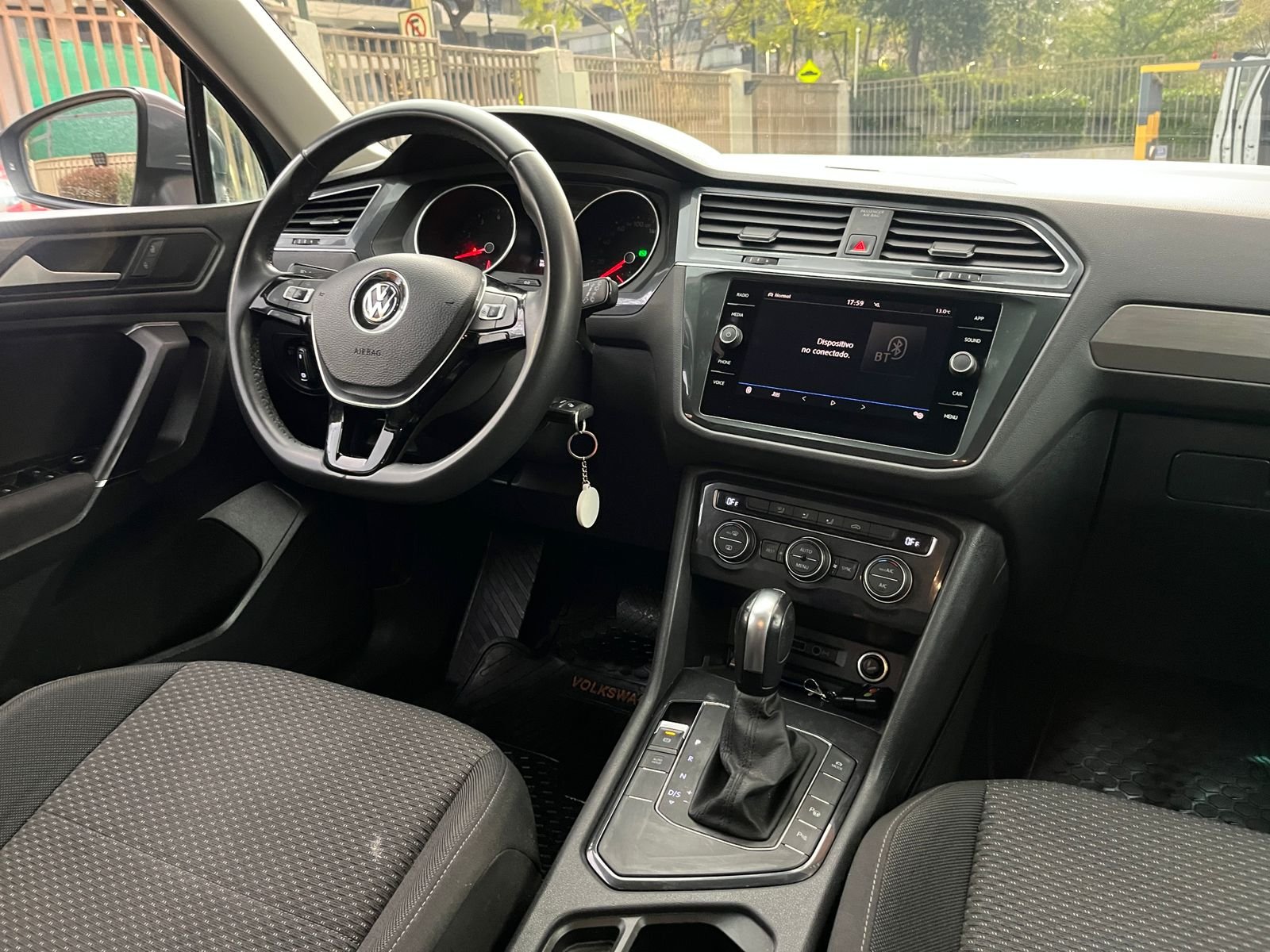 Volkswagen Tiguan — foto 24 de 25