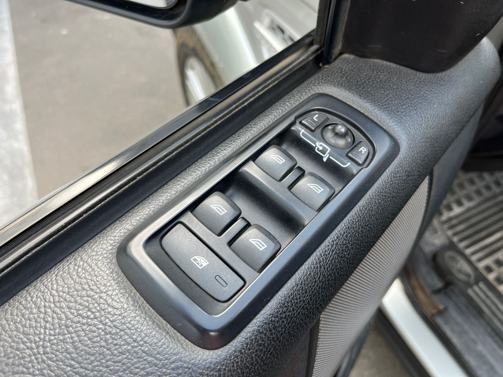 Land Rover Discovery 4 — foto 17 de 32