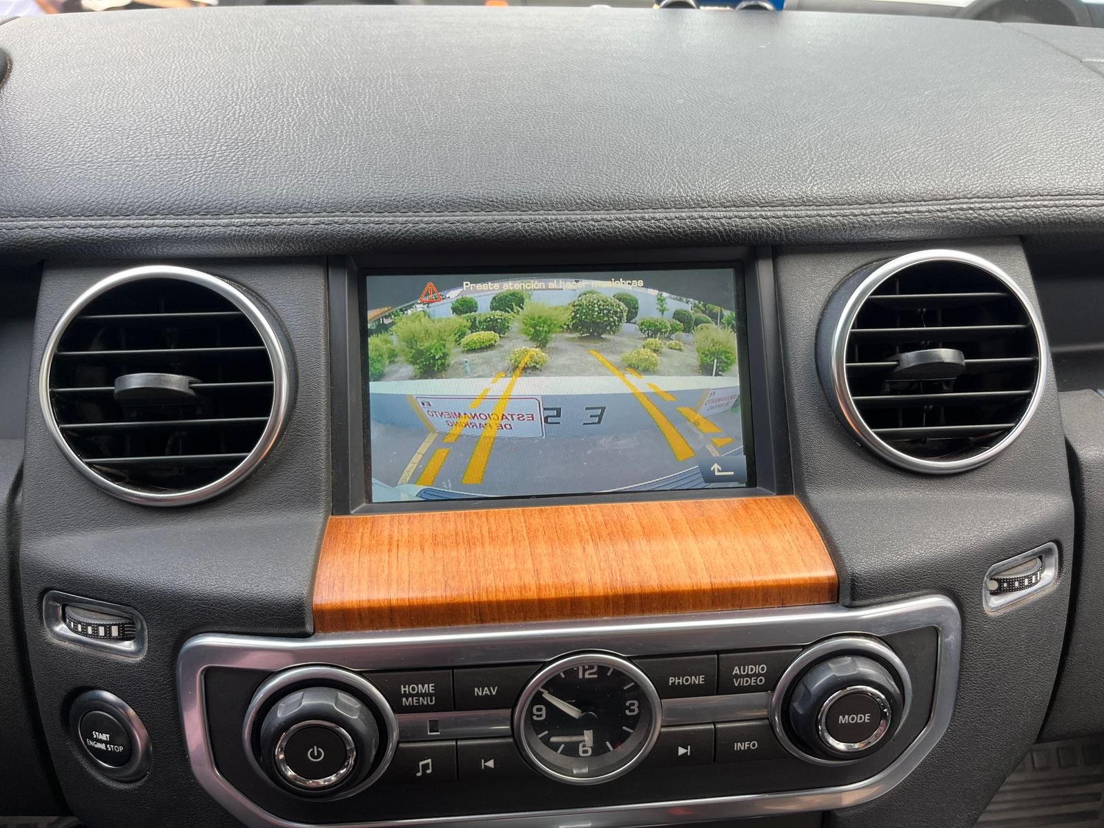 Land Rover Discovery 4 — foto 28 de 32