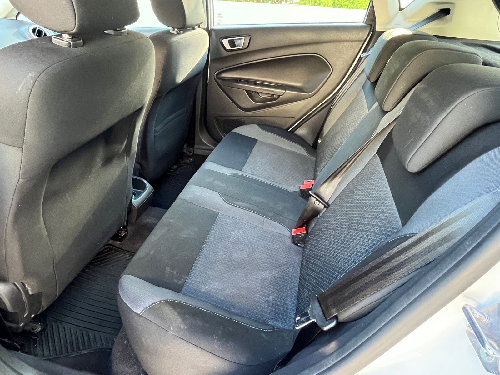 Ford Fiesta — foto 9 de 23