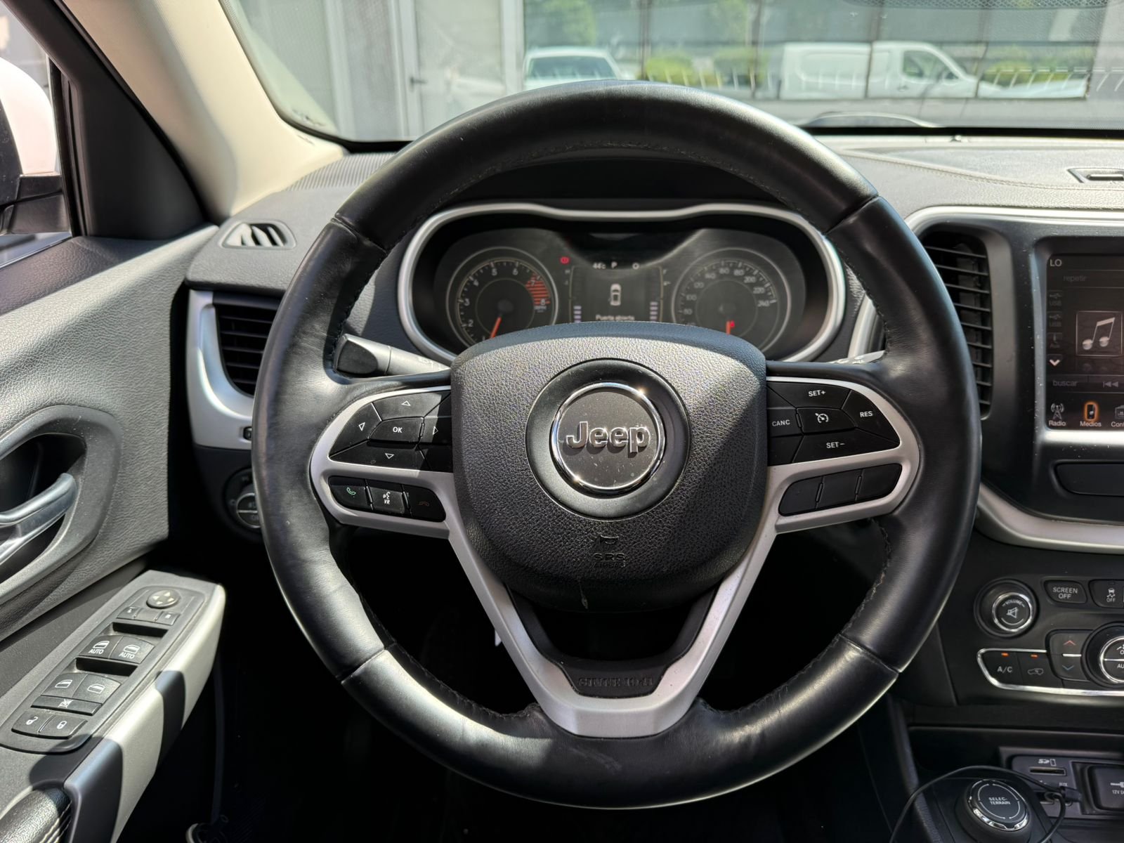 Jeep Cherokee — foto 12 de 22