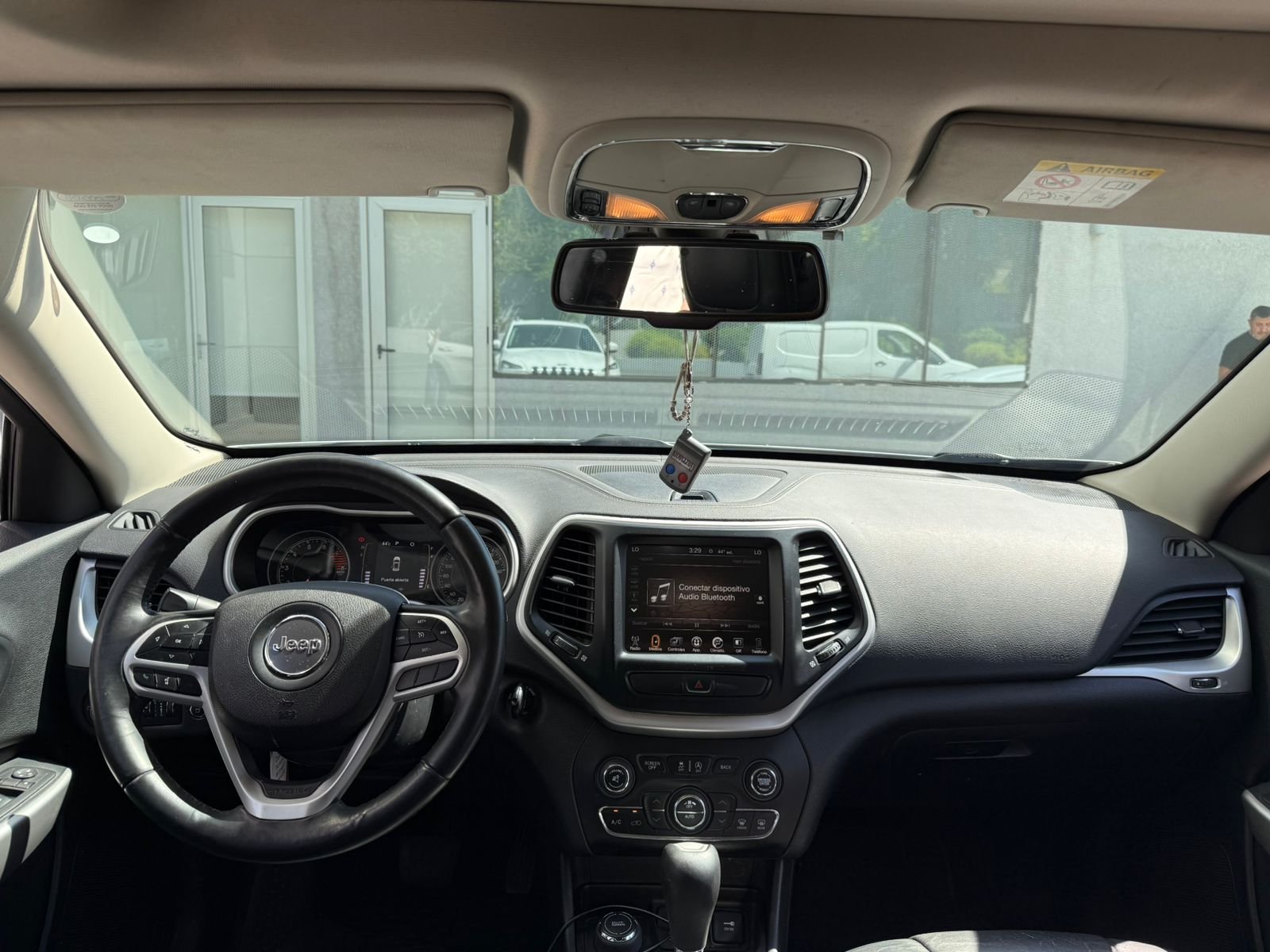 Jeep Cherokee — foto 14 de 22