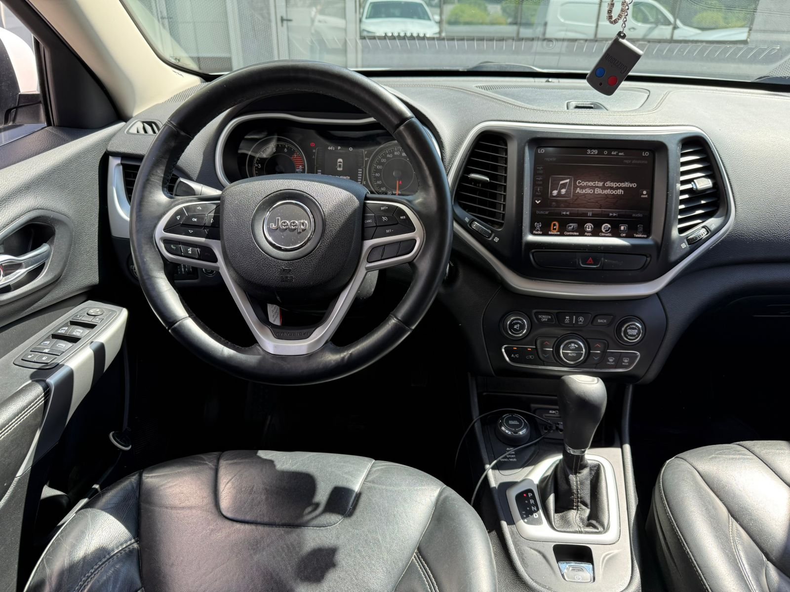 Jeep Cherokee — foto 15 de 22