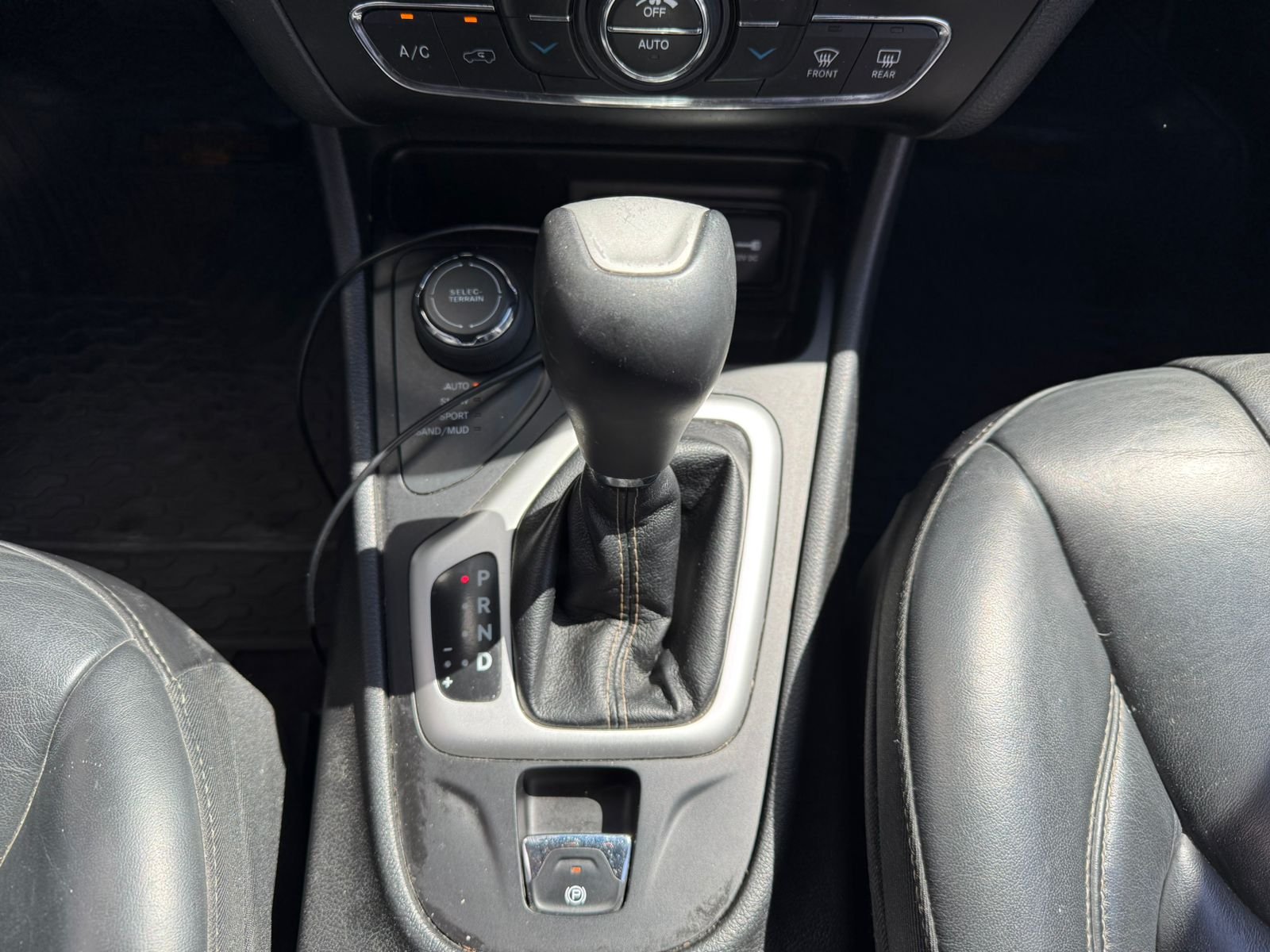 Jeep Cherokee — foto 17 de 22