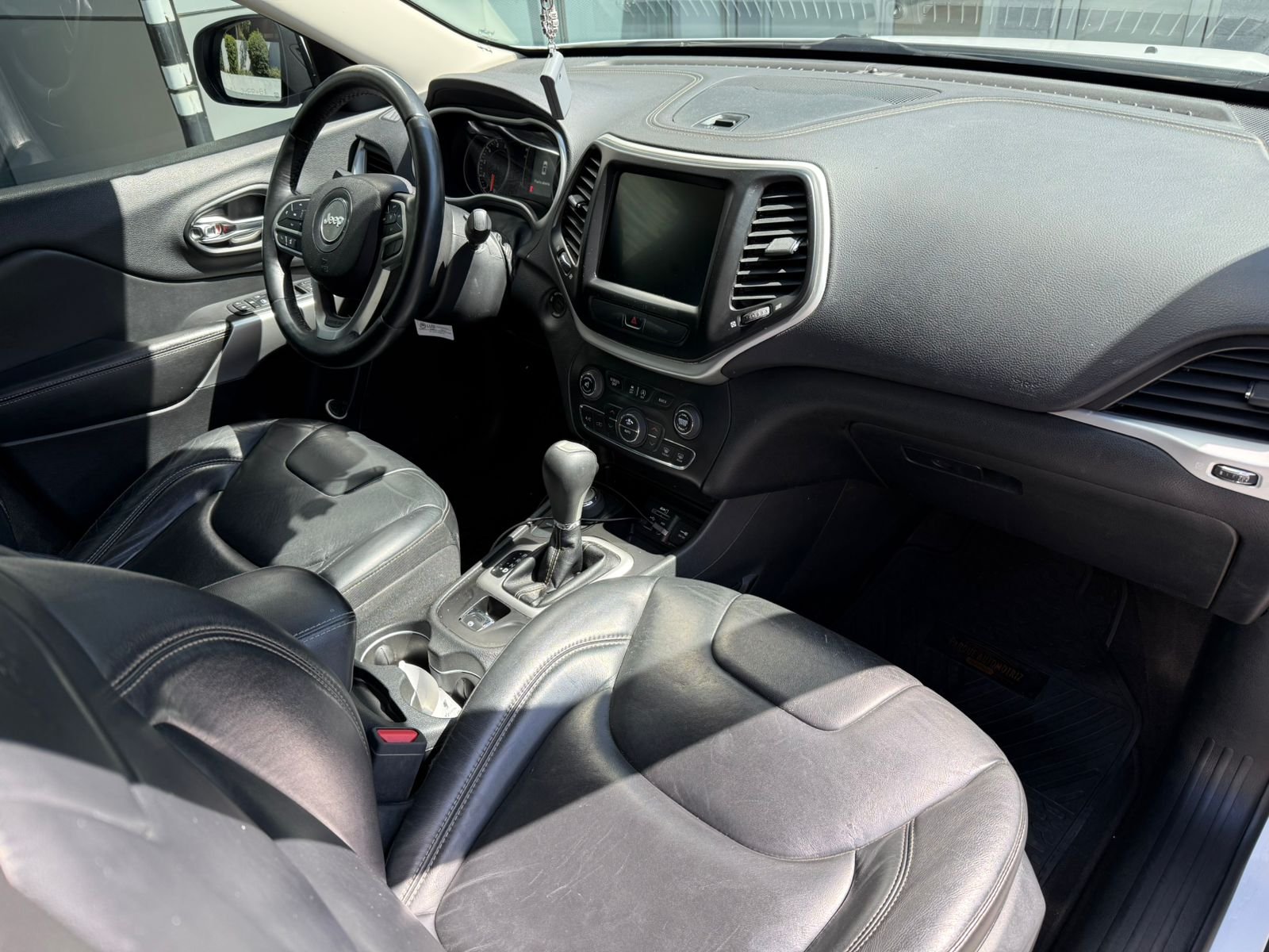 Jeep Cherokee — foto 8 de 22
