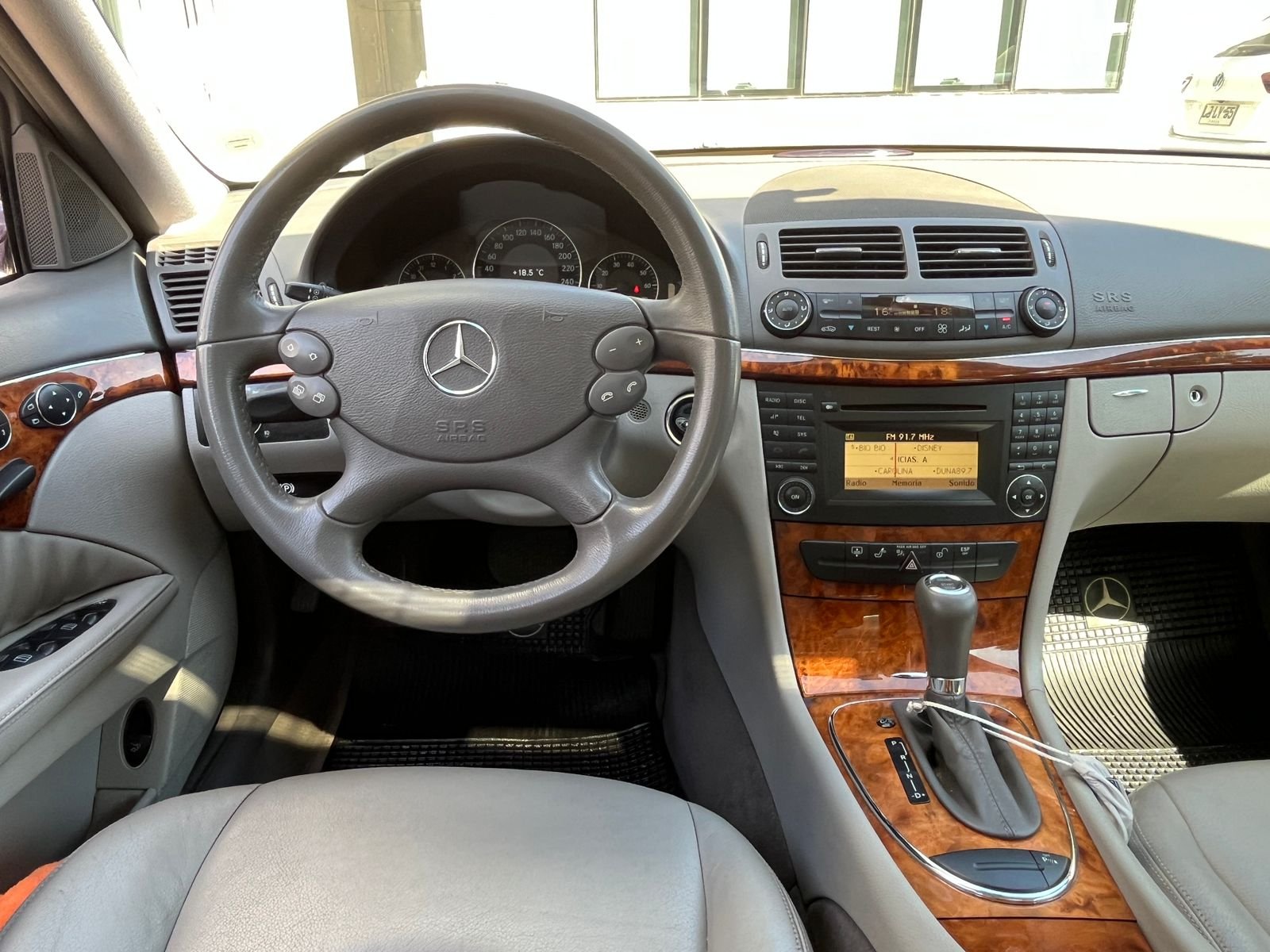 Mercedes-Benz E350 — foto 12 de 30