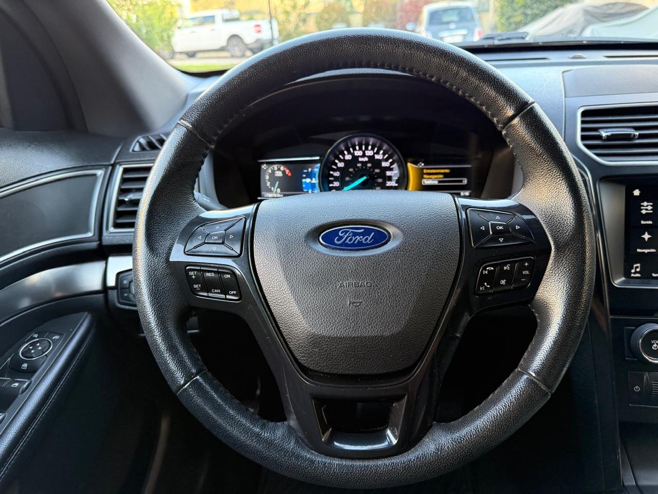 Ford Explorer — foto 13 de 26