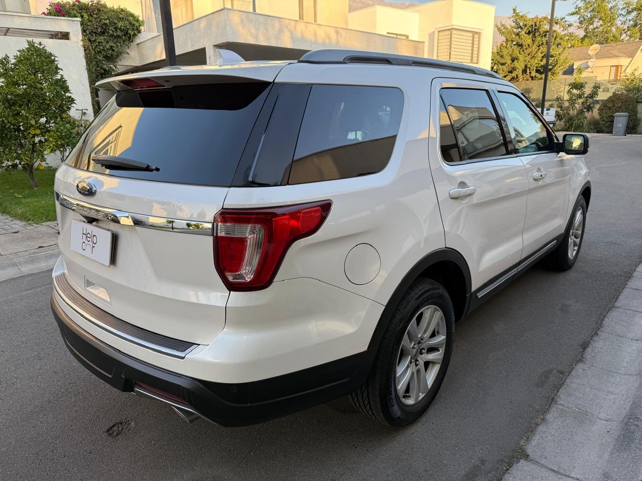 Ford Explorer — foto 4 de 26