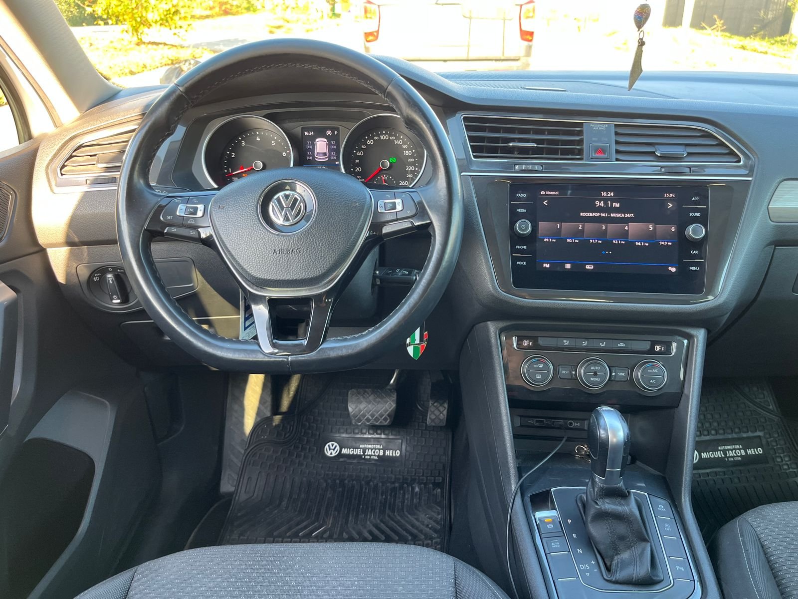 Volkswagen Tiguan — foto 12 de 26