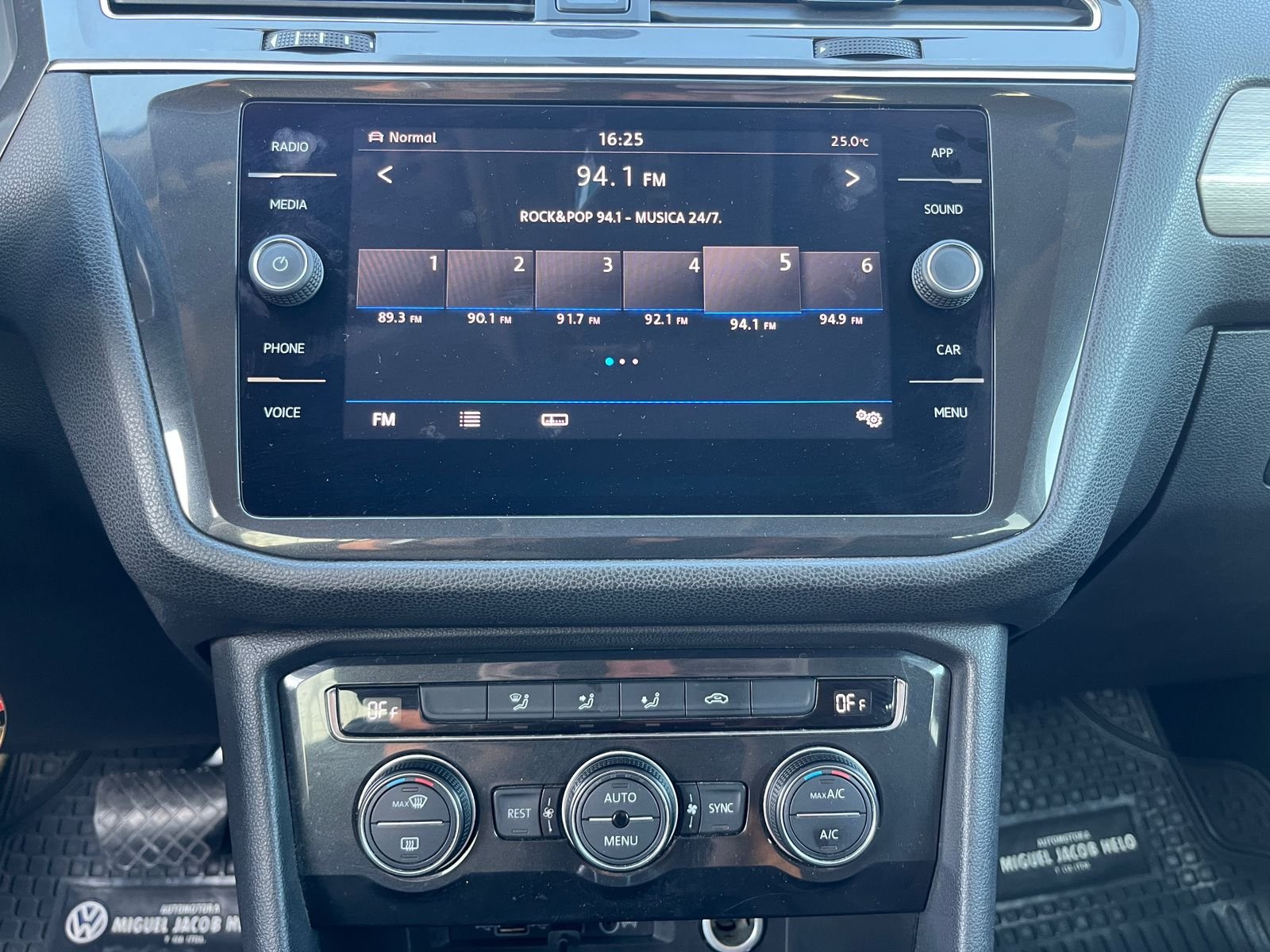 Volkswagen Tiguan — foto 14 de 26