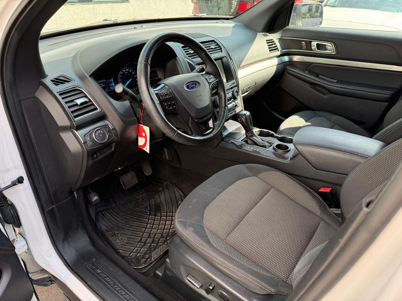 Ford Explorer — foto 9 de 25
