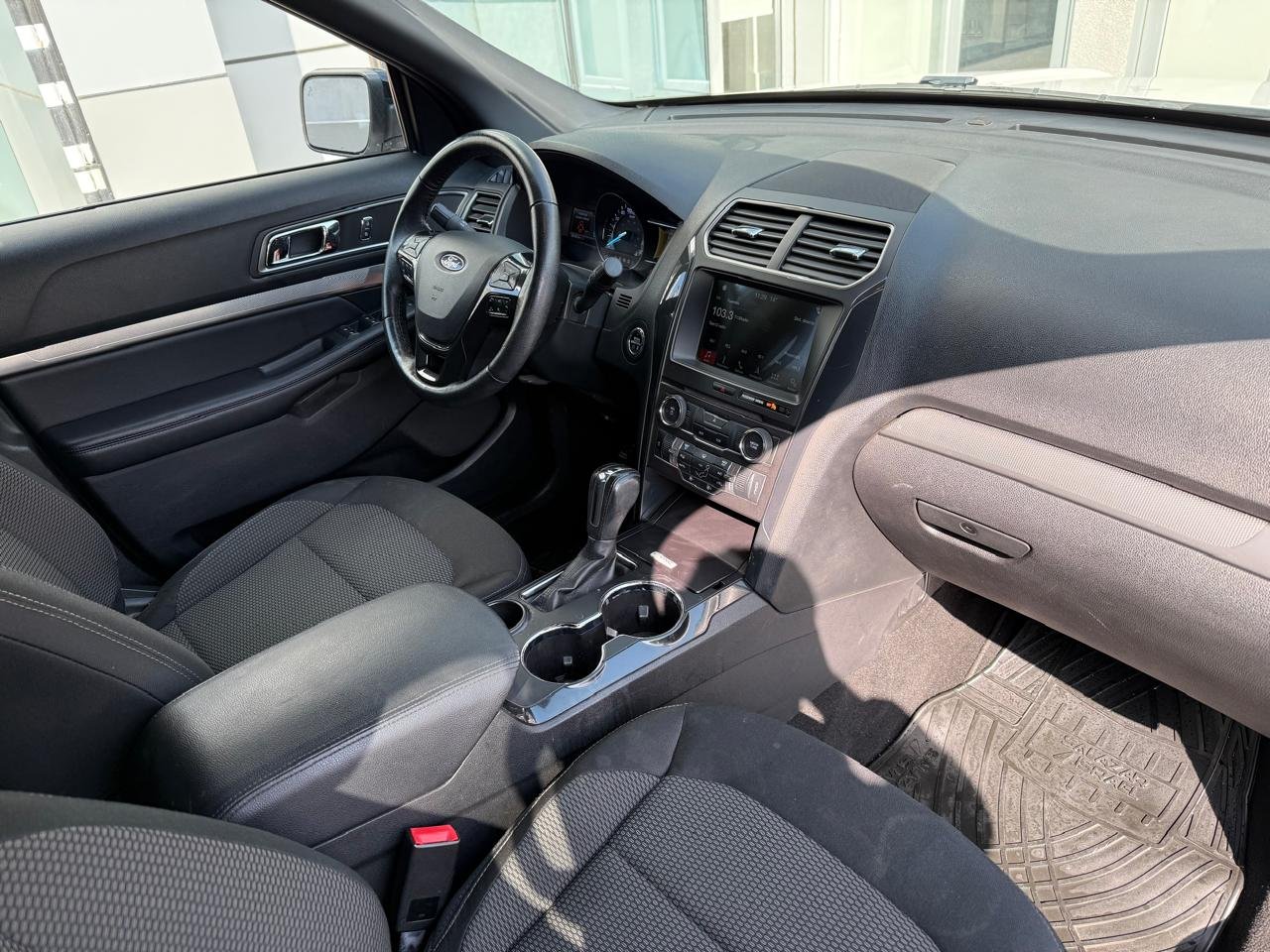 Ford Explorer — foto 10 de 25