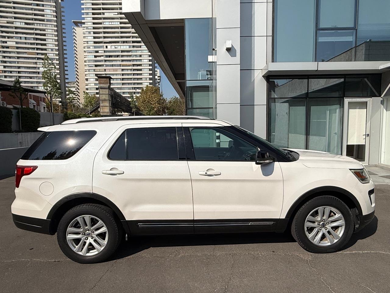 Ford Explorer — foto 5 de 25