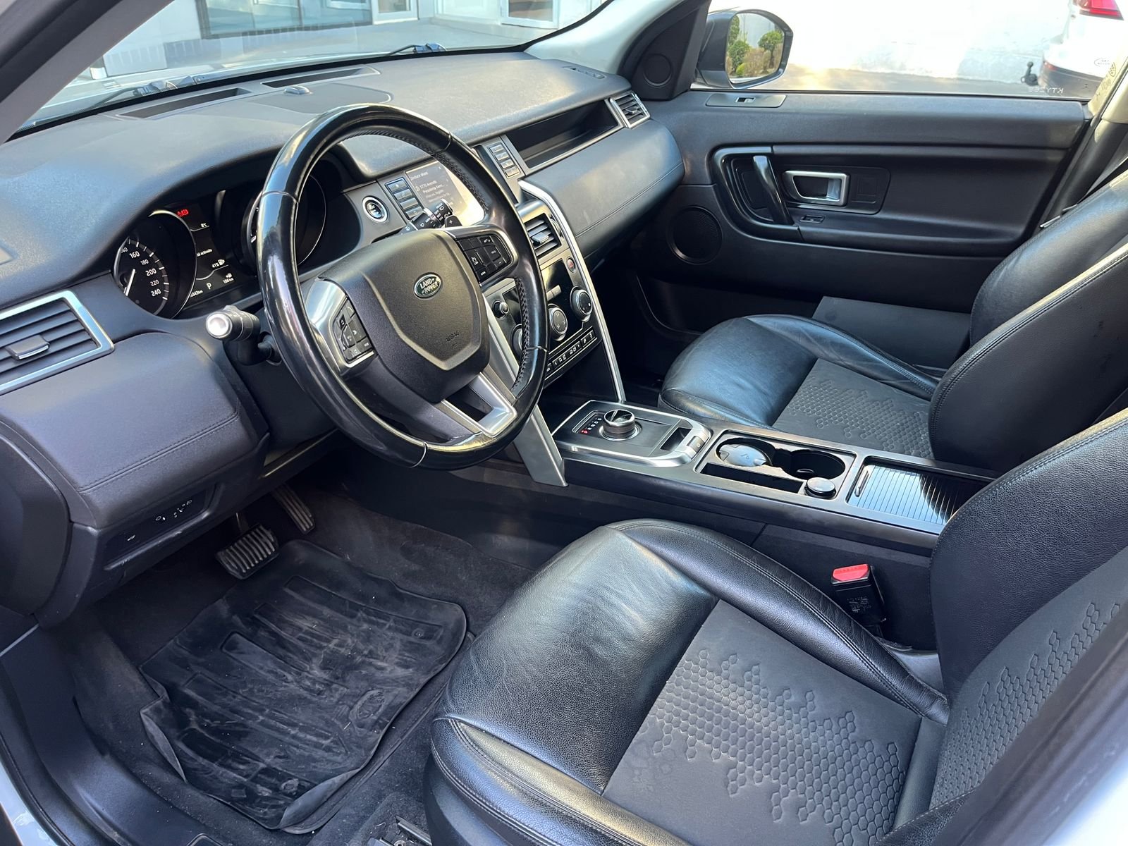 Land Rover Discovery — foto 8 de 28