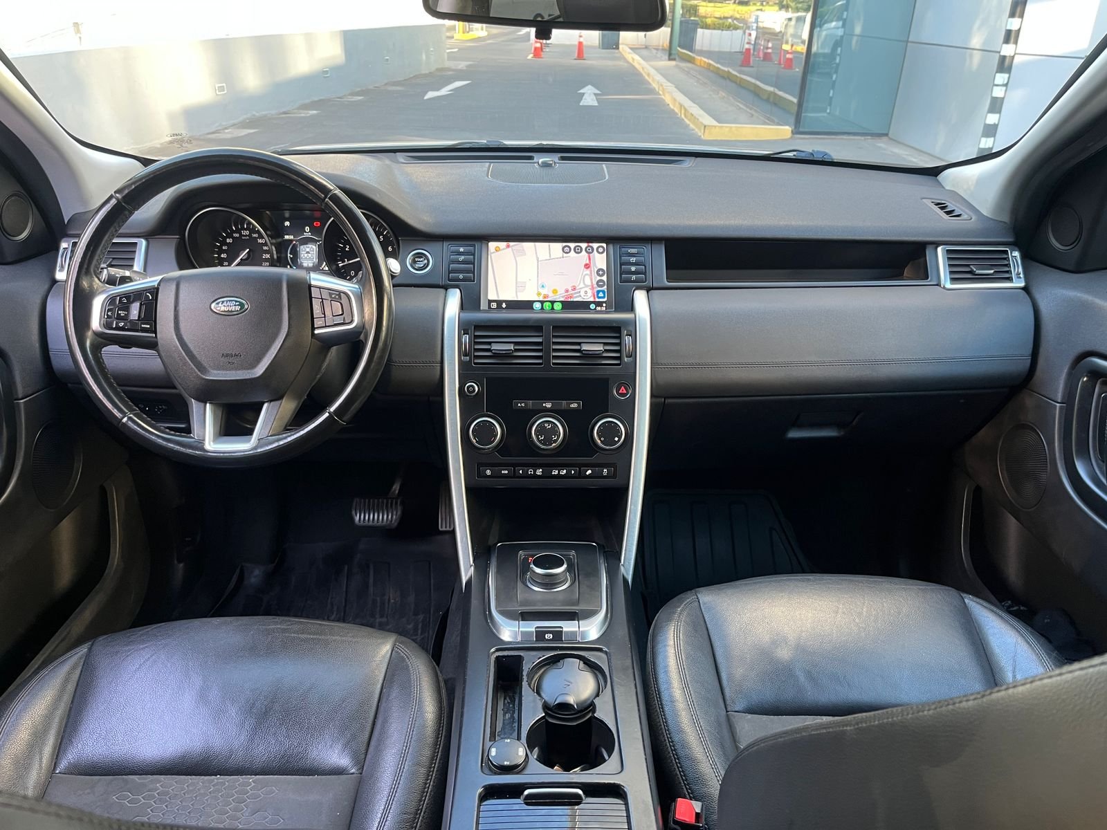 Land Rover Discovery — foto 11 de 28