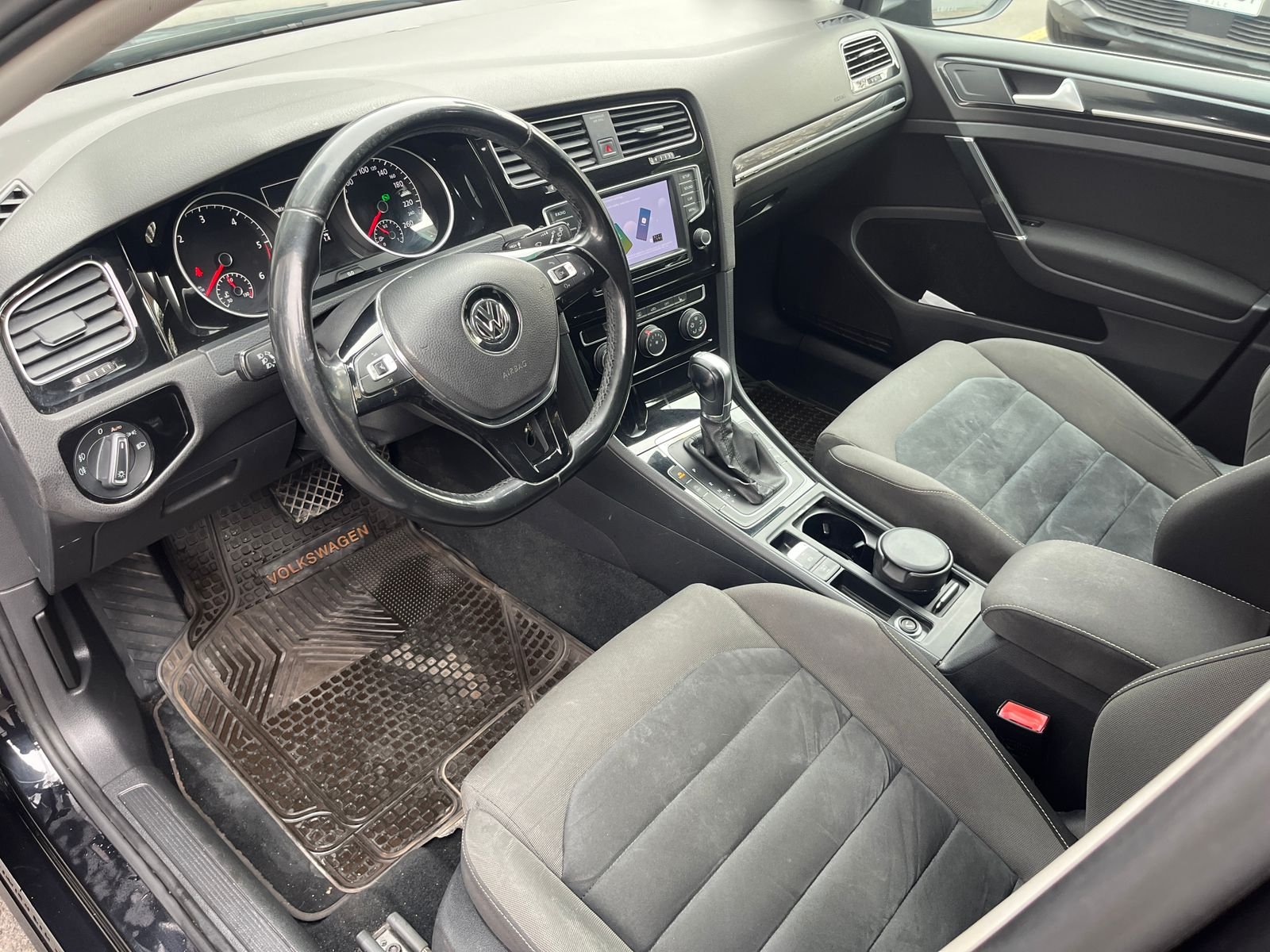 Volkswagen Golf — foto 8 de 24