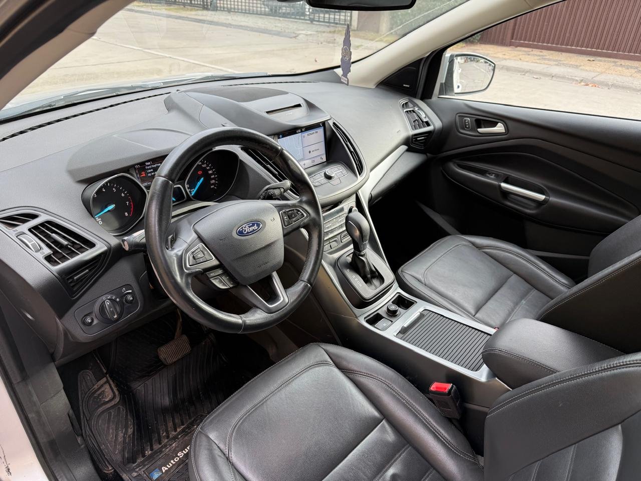 Ford Escape — foto 9 de 28