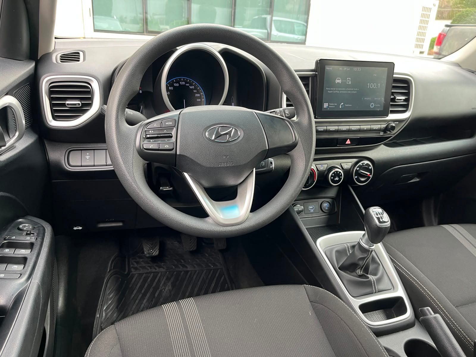 Hyundai Venue — foto 24 de 29