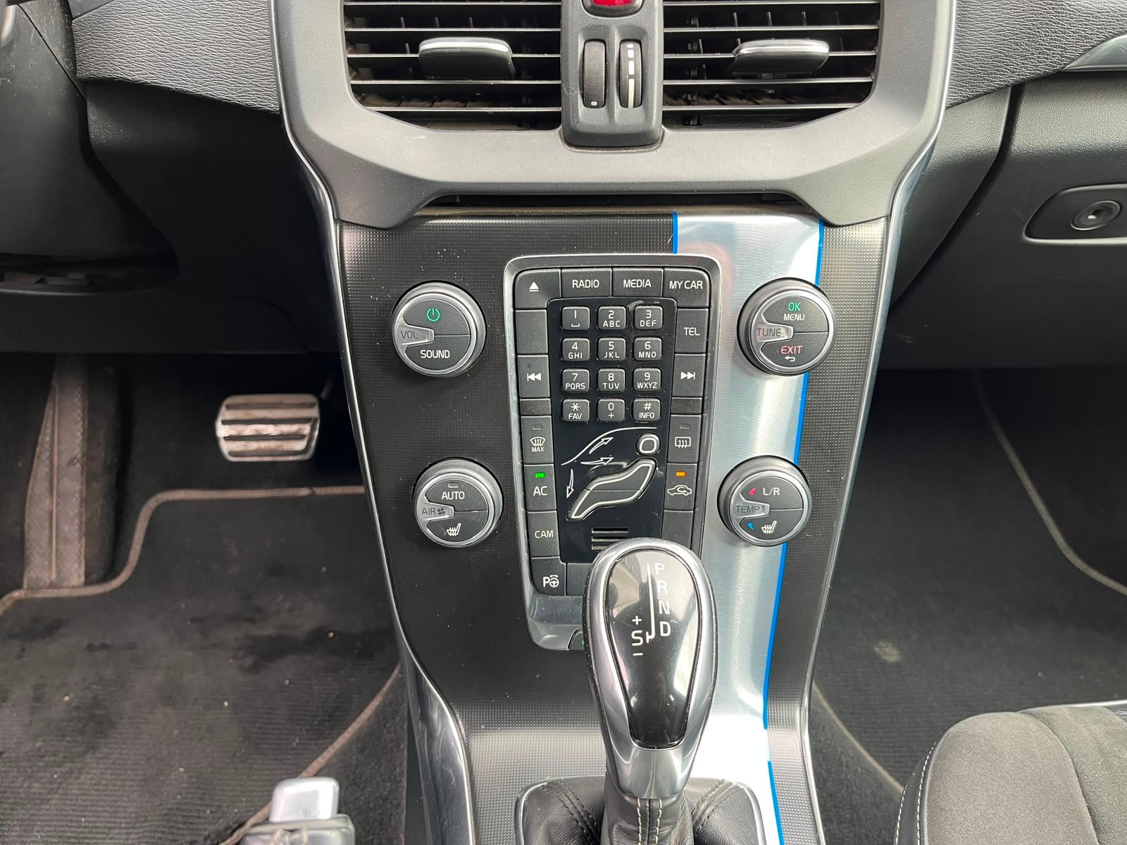 Volvo V40 — foto 15 de 31