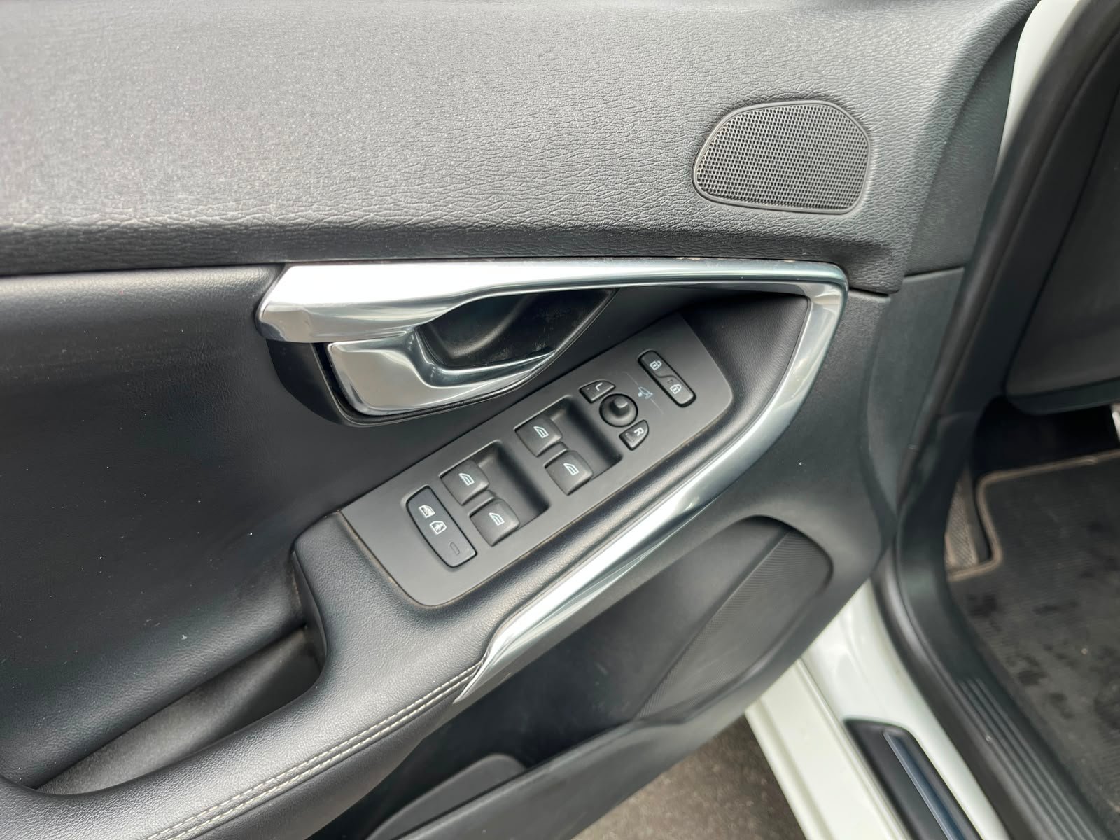 Volvo V40 — foto 17 de 31