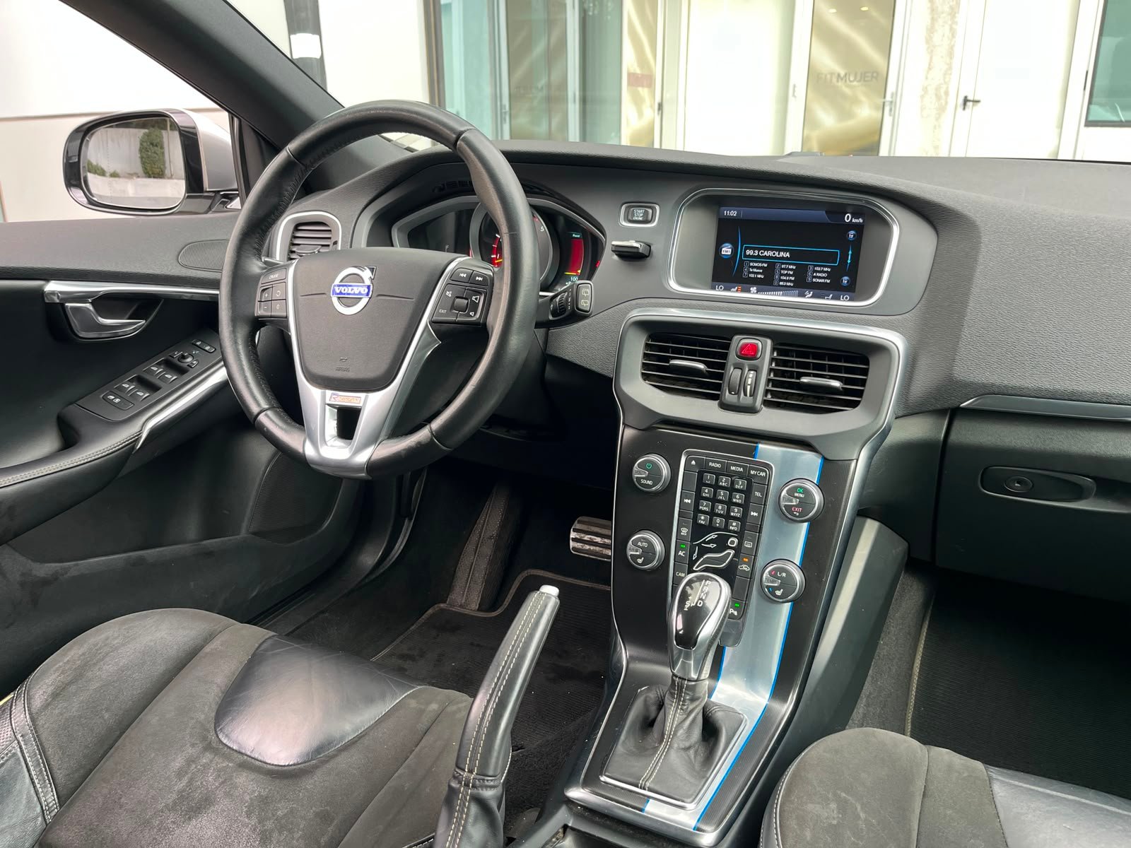 Volvo V40 — foto 28 de 31
