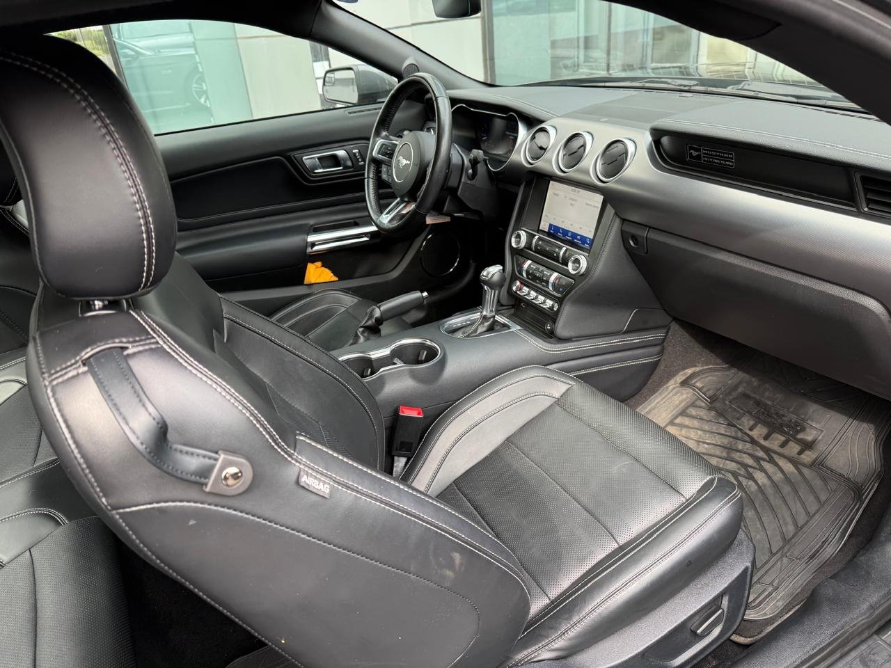Ford Mustang — foto 9 de 25