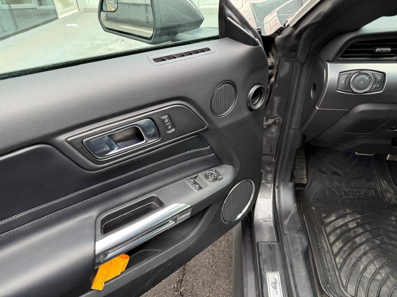 Ford Mustang — foto 10 de 25