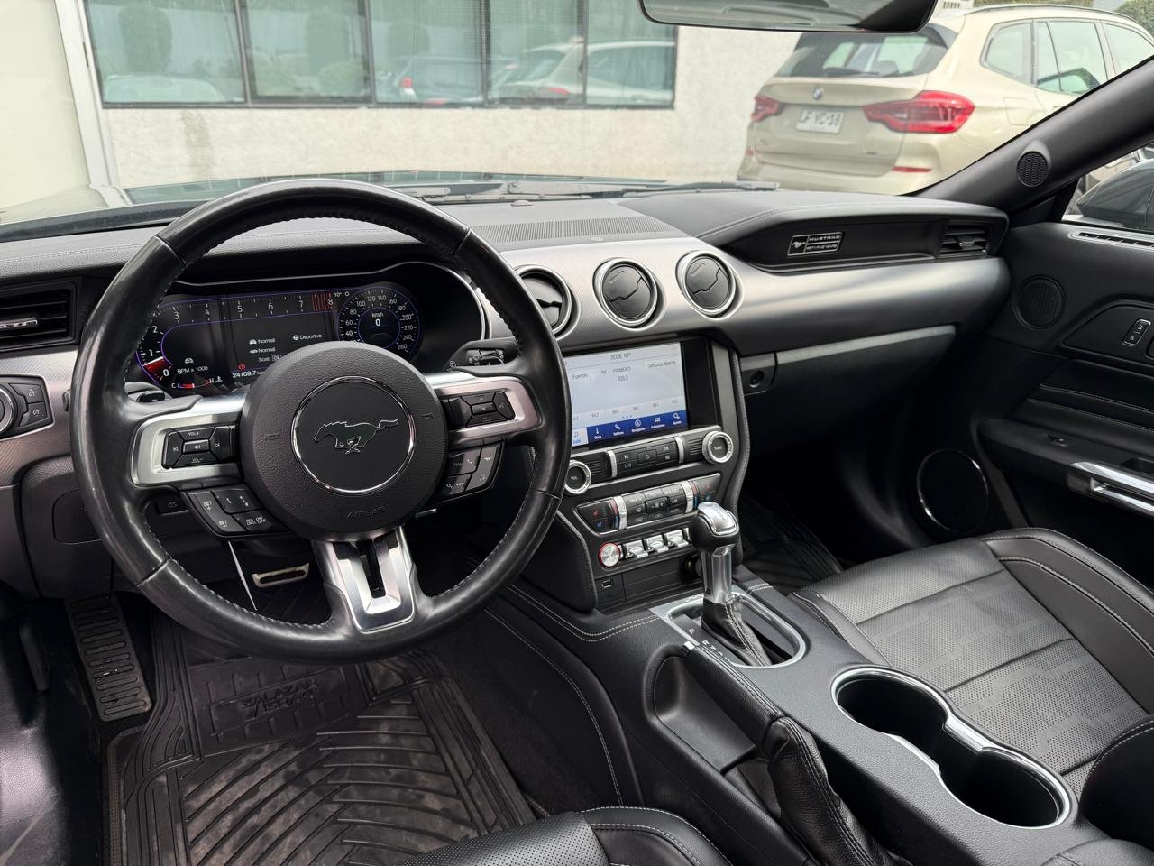 Ford Mustang — foto 13 de 25
