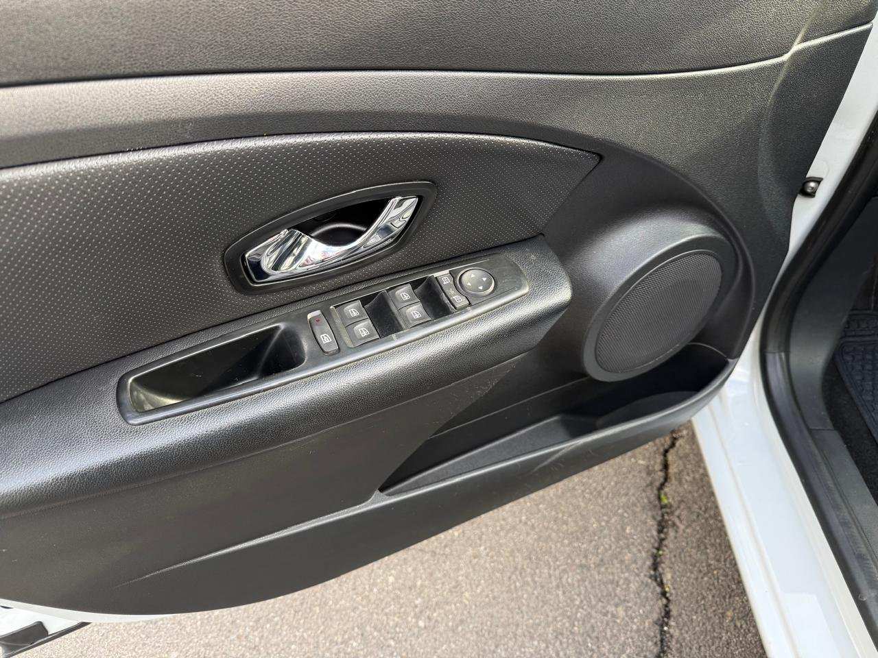 Renault Fluence — foto 18 de 24