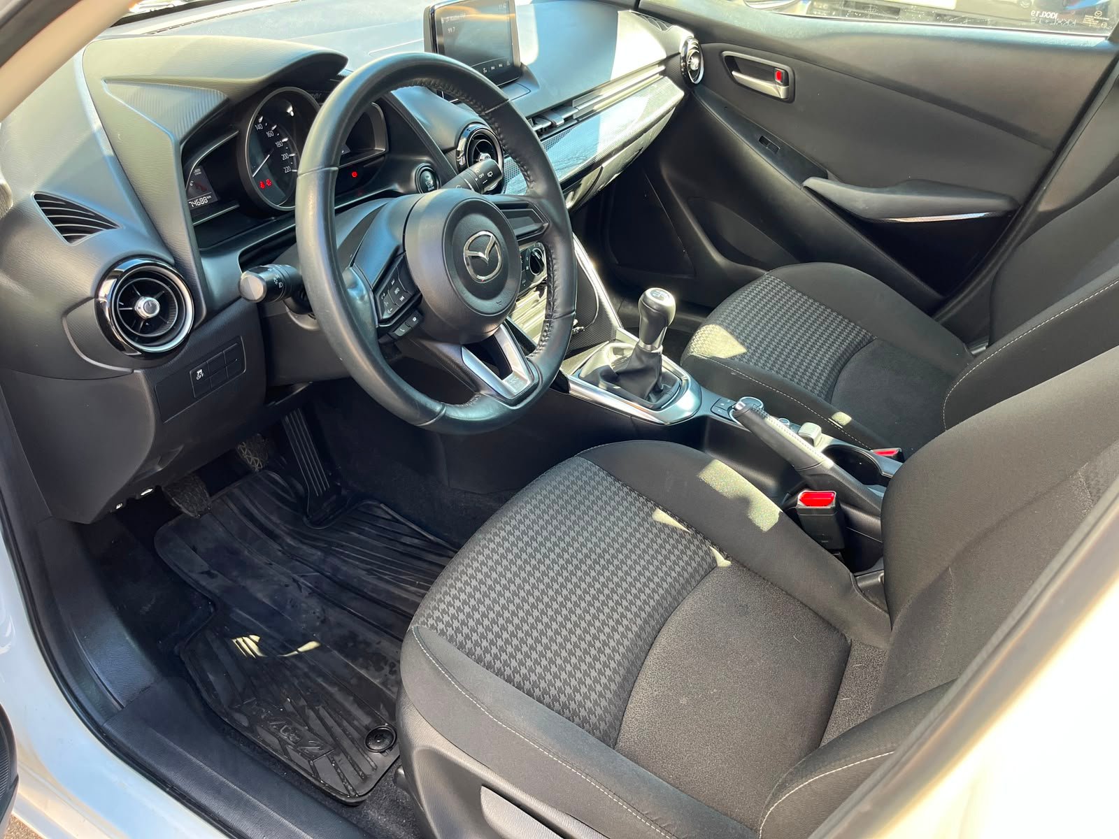 Mazda 2 — foto 8 de 28