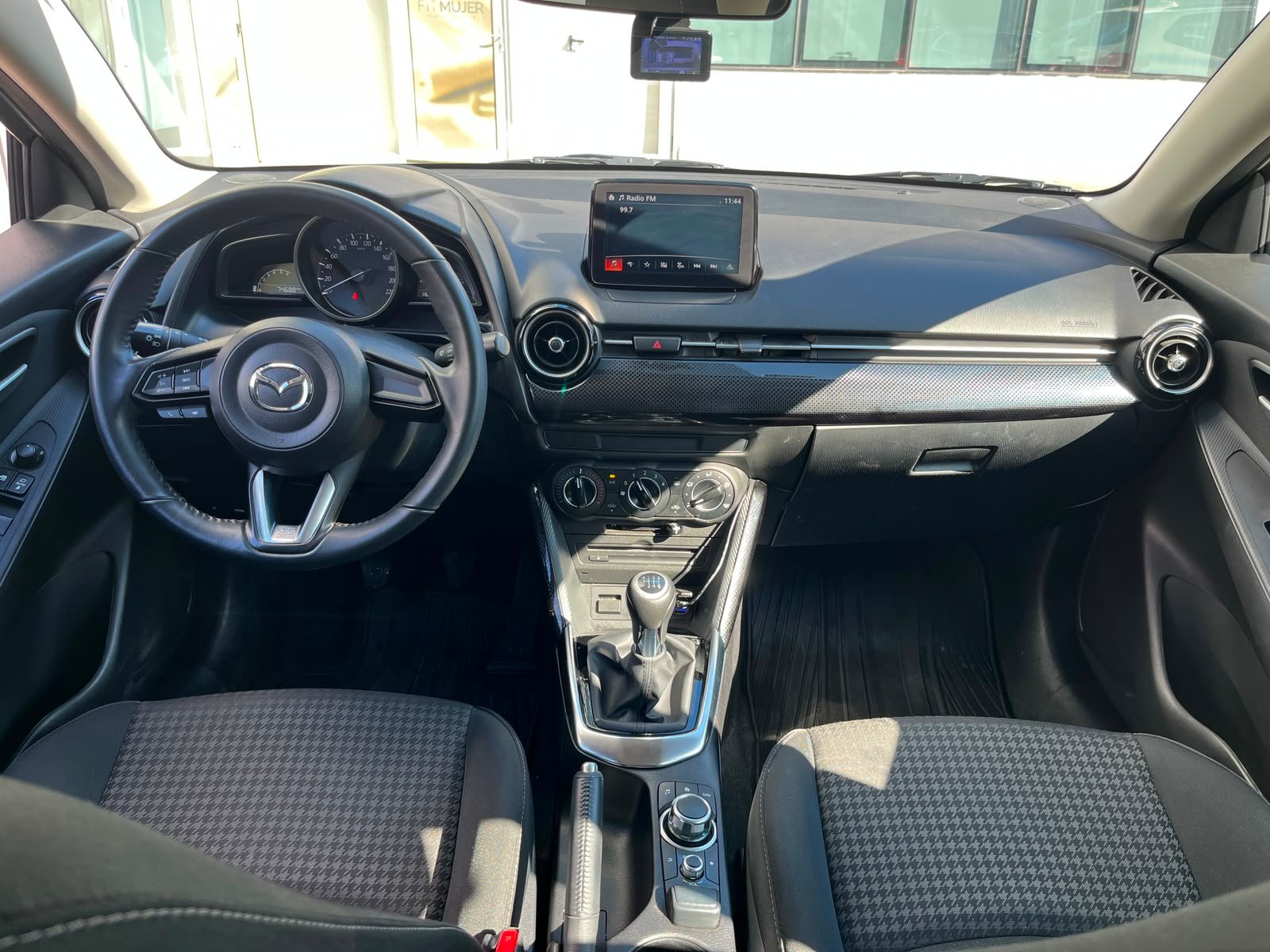 Mazda 2 — foto 11 de 28
