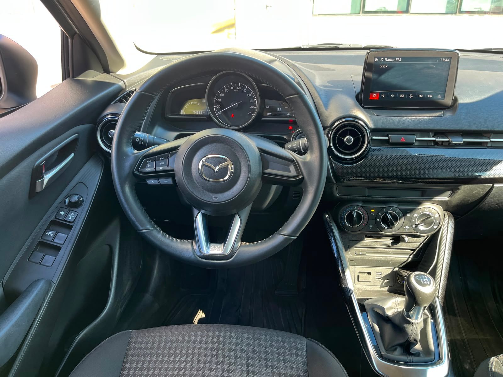 Mazda 2 — foto 12 de 28