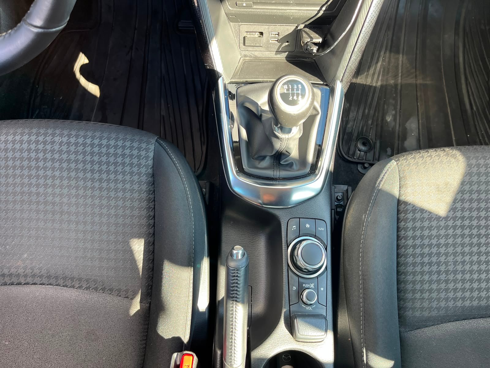 Mazda 2 — foto 15 de 28