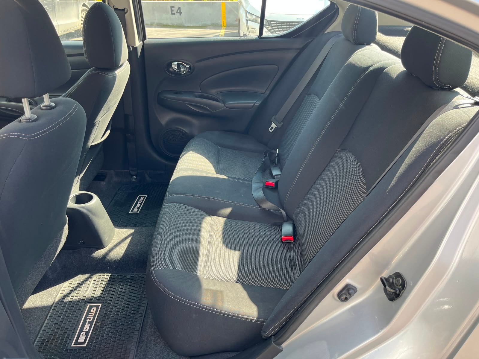 Nissan Versa — foto 9 de 26