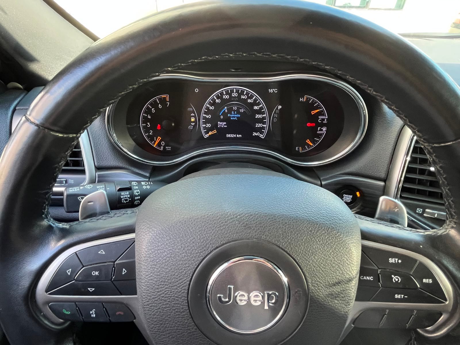 Jeep Grand Cherokee — foto 17 de 30