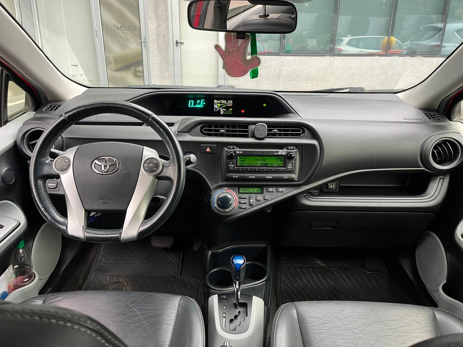 Toyota Prius — foto 11 de 24
