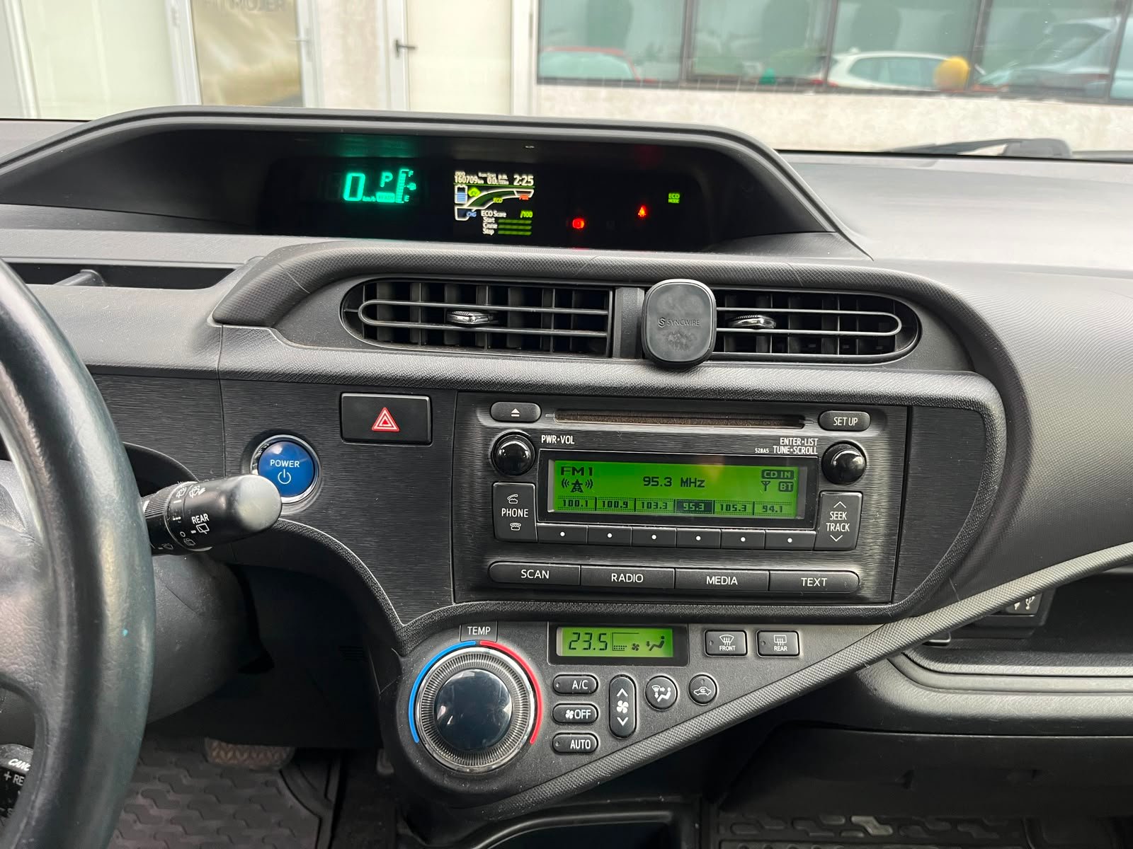 Toyota Prius — foto 14 de 24