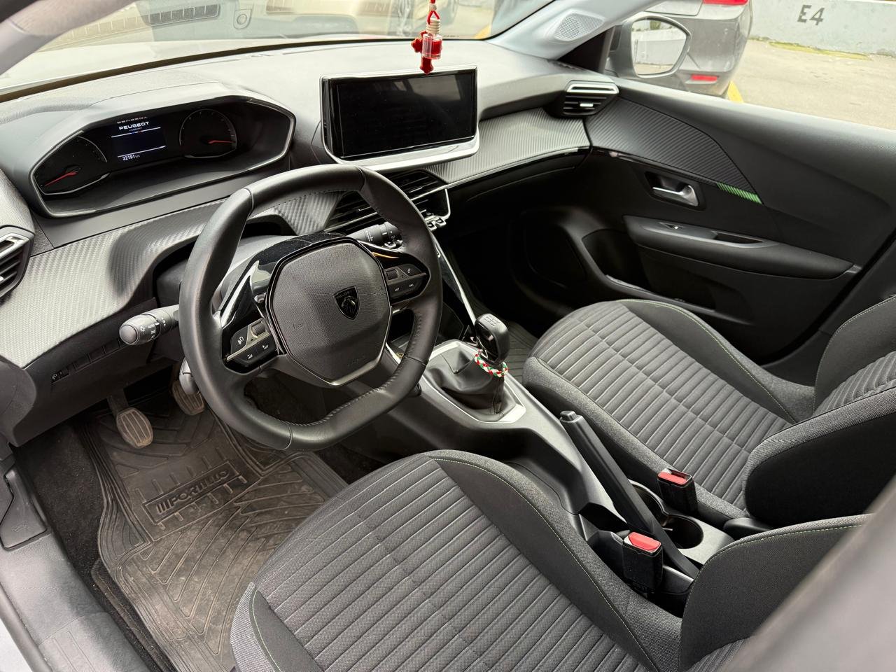 Peugeot 208 — foto 9 de 27