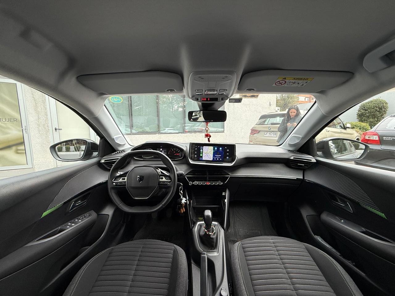 Peugeot 208 — foto 15 de 27