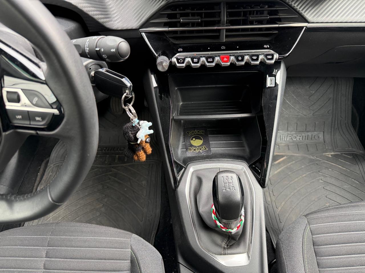Peugeot 208 — foto 17 de 27