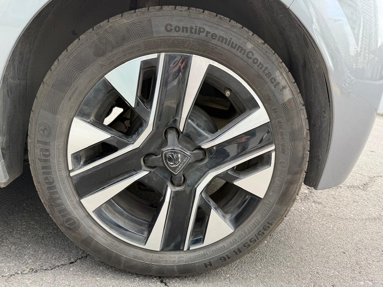 Peugeot 208 — foto 19 de 27