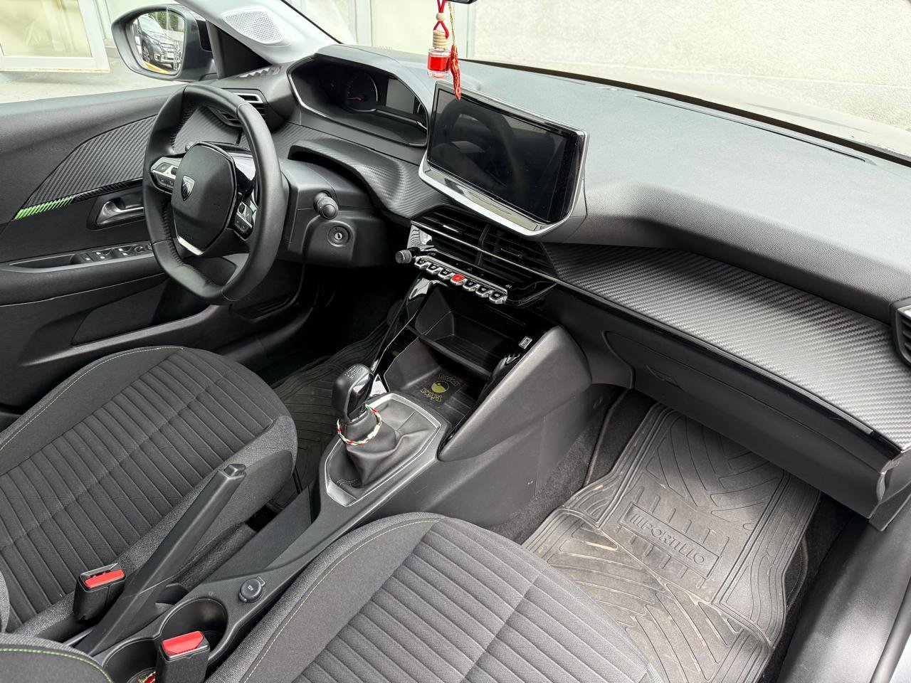 Peugeot 208 — foto 22 de 27