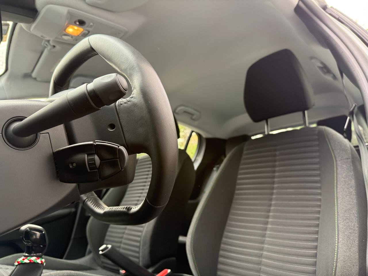 Peugeot 208 — foto 8 de 27