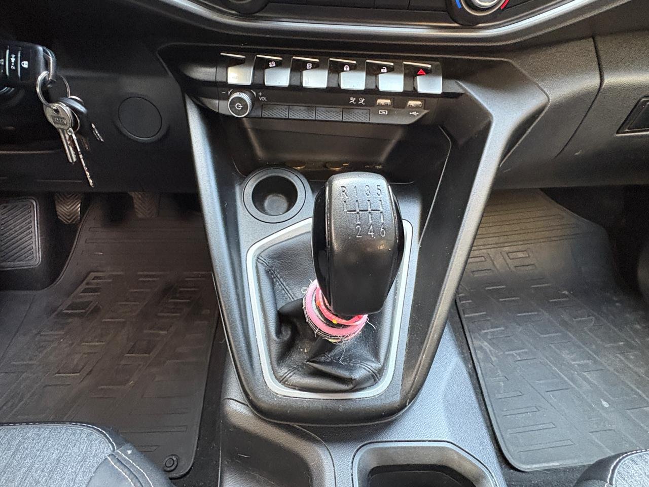 Peugeot Landtrek — foto 16 de 26